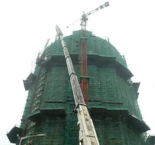 郧西吊车在工地上作业
